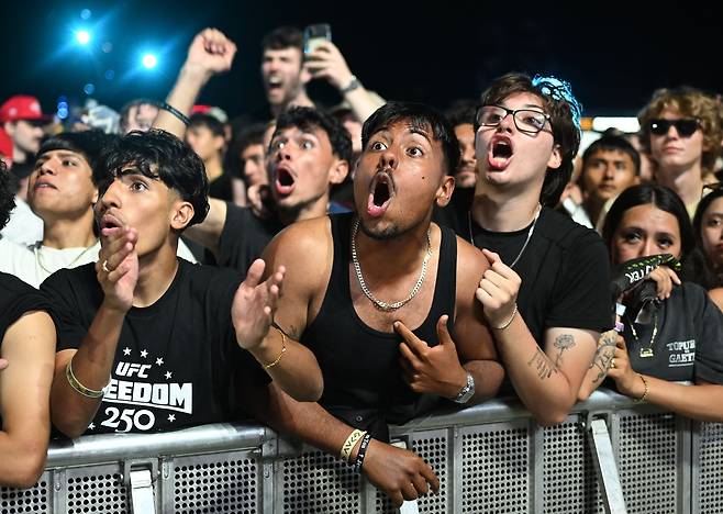 지난 14일(현지 시간) 미국 백악관에서 관중들이 UFC 경기를 보며 환호하고 있다. AFP연합뉴스