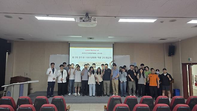 19일 열린 '제2차 경주권 119구급대원 역량고도화 교육' 참가자들이 기념촬영을 하고 있다. ⓒ동국대경주병원 제공