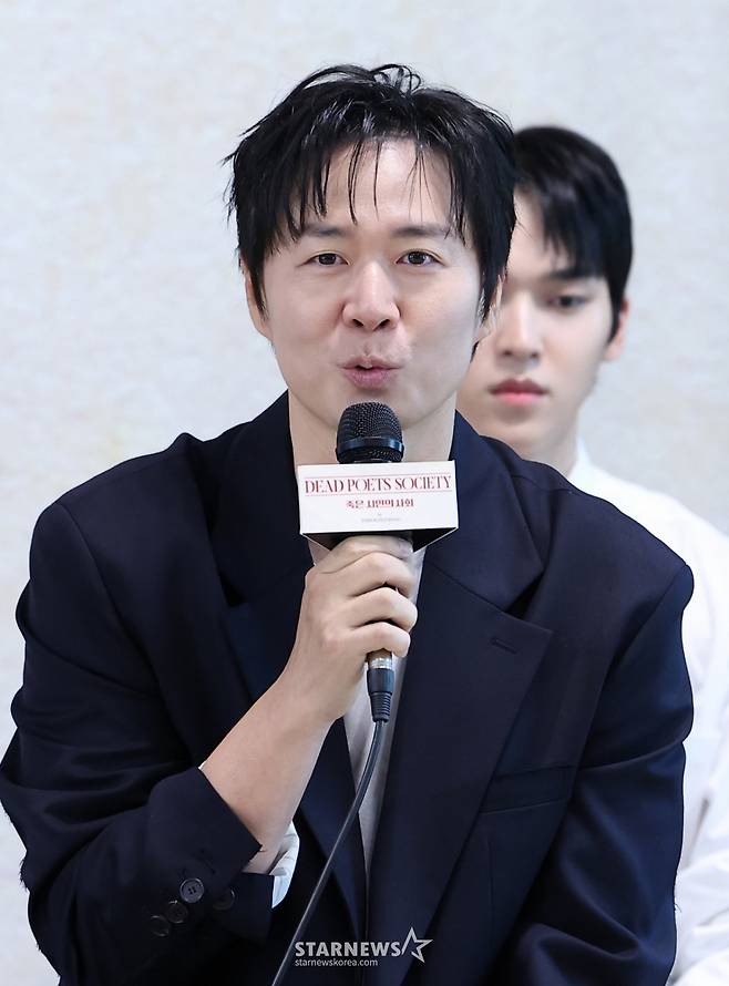 (서울=뉴스1) 김성진 기자 = 배우 연정훈이 22일 서울 종로구 대학로 예술가의 집 다목적홀에서 열린 연극 '죽은 시인의 사회' 제작발표회에서 취재진의 질문에 답하고 있다.   '죽은 시인의 사회'는 1959년 미국 명문 기숙학교 '웰튼 아카데미'를 배경으로 새로 부임한 영어 교사 '존 키팅'이 입시와 성공만을 강요받던 학생들에게 "Carpe Diem(현재를 즐겨라)"이라는 메시지를 전하며 벌어지는 변화를 다룬다. 2026.6.22/뉴스1  Copyright (C) 뉴스1. All rights reserved. 무단 전재 및 재배포,  AI학습 이용 금지. /사진=(서울=뉴스1) 김성진 기자