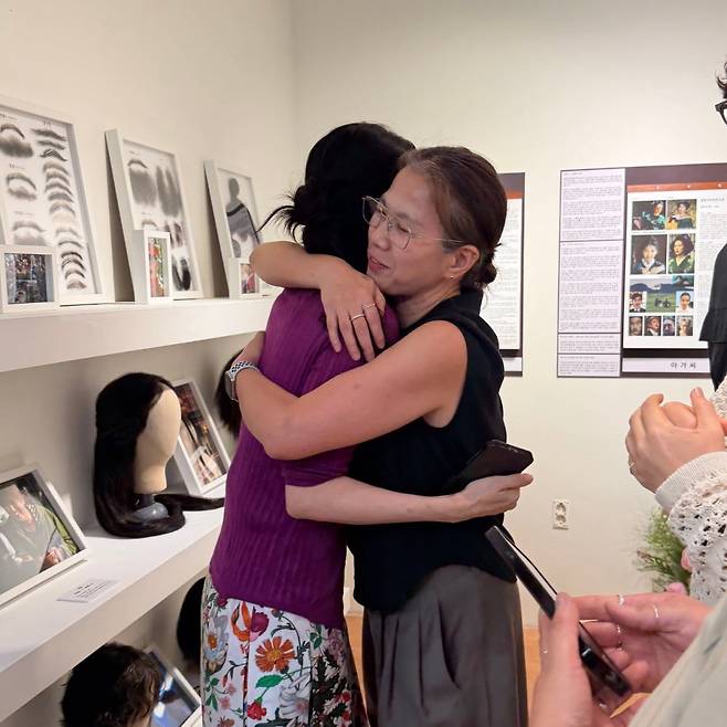 Actress Lee Yeong-ae visited the exhibition celebrating the 30th anniversary of film makeup director Song Jong-hee to offer her congratulations. Holding the script for the film *One Fine Spring Day*, in which she previously starred, Lee Yeong-ae smiled brightly, showcasing her unchanging innocent charm.On the 22nd, Lee Yeong-ae shared photos of her visit to the exhibition on her social media account, along with a message sincerely congratulating Director Song on her 30th anniversary. In the photos, Lee Yeong-ae and Director Song shared a warm embrace, commemorating their long-standing relationship.In particular, Lee Yeong-ae demonstrated her deep affection for the film by personally holding the script for *One Fine Spring Day*, which was released in 2001, while posing for the photo. Her timeless beauty drew admiration from many.Lee Yeong-ae and Director Song Jong-hee have maintained a deep bond, having worked together on numerous projects including the films *One Fine Spring Day* and *Sympathy for Lady Vengeance*. This visit to the exhibition is drawing attention as a move that showed warm loyalty by sharing a colleagues special moment.