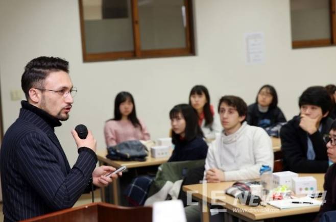 성공적인 유학생활 특강하는 자히드 후세인 선문대 한국어교육원을 졸업한 자히드 후세인(왼쪽)이 2018년 1월 선문대학교에서 유학생들을 대상으로 유학생활을 성공적으로 이끄는 법에 대해 특강을 하고 있는 모습. [선문대학교 제공]