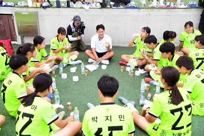전북현대모터스 이승우 선수가 전북체육중 여자축구부 선수들과 햄버거를 먹는 모습 [한국맥도날드·함파트너스 제공]
