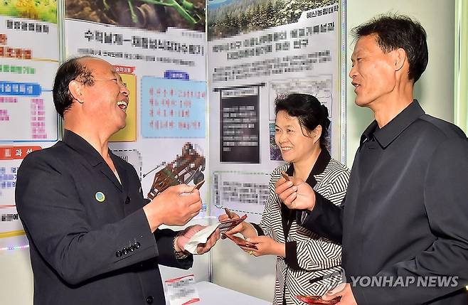 보라콩 초콜릿 맛보는 북한 주민들 (평양 조선신보=연합뉴스) 북한 량강공업대학이 코코아 가루 대신 국내산 보라콩으로 개발한 초콜릿이 지난해 북한 특허로 등록되고 청봉종합식료공장에서 생산이 정상화되고 있다고 재일본조선인총연합회 기관지 조선신보가 22일 보도했다. 2026.6.22 
    [국내에서만 사용가능. 재배포 금지. For Use Only in the Republic of Korea. No Redistribution] nkphoto@yna.co.kr
