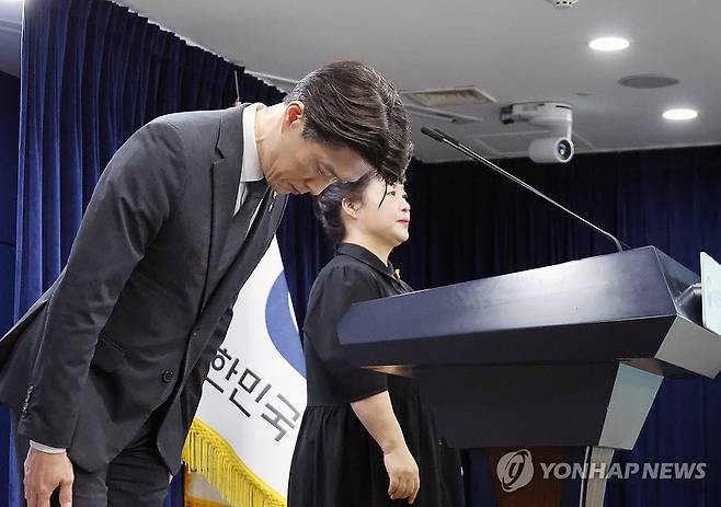 개인정보 유출 사과하는 노용석 중소벤처기업부 차관 (서울=연합뉴스) 안정원 기자 = 노용석 중소벤처기업부 제1차관이 22일 서울 종로구 정부서울청사에서 모두의 창업 개인정보 유출과 관련 사과하고 있다. 2026.6.22 jeong@yna.co.kr