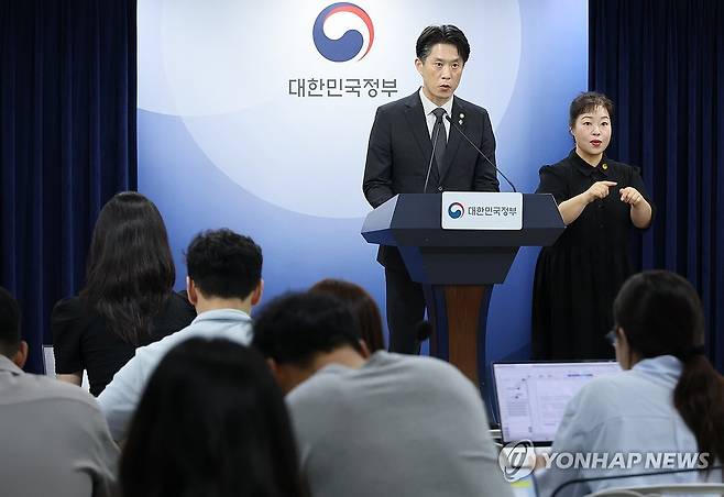 개인정보 유출 설명하는 노용석 중소벤처기업부 차관 (서울=연합뉴스) 안정원 기자 = 노용석 중소벤처기업부 제1차관이 22일 서울 종로구 정부서울청사에서 모두의 창업 개인정보 유출 사태와 관련 설명하고 있다. 2026.6.22 jeong@yna.co.kr