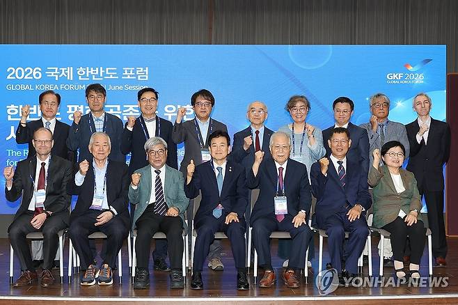 2026 국제 한반도 포럼 개최 (서울=연합뉴스) 류효림 기자 = 정동영 통일부 장관(앞줄 가운데)이 22일 서울 중구 은행회관에서 '한반도 평화공존을 위한 시민사회의 역할과 제언'을 주제로 열린 2026 국제 한반도 포럼에서 참석자들과 기념촬영을 하고 있다. 2026.6.22 ryousanta@yna.co.kr