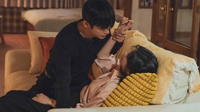 서인국, 박지현이 초밀착 눈맞춤을 한다./사진제공=tvN