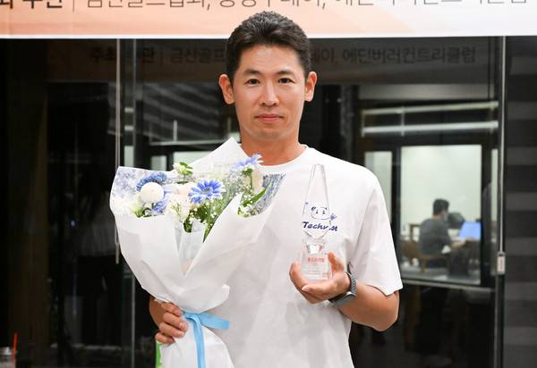 23일 충남 금산 에딘버러 컨트리클럽에서 열린 제14회 금산군수배 전국 아마추어 골프대회 시상식에서 남성부문 롱드라이빙상 수상자 김순호 씨가 기념촬영을 하고 있다. 김주형 기자 kjh2667_@cctoday.co.kr
