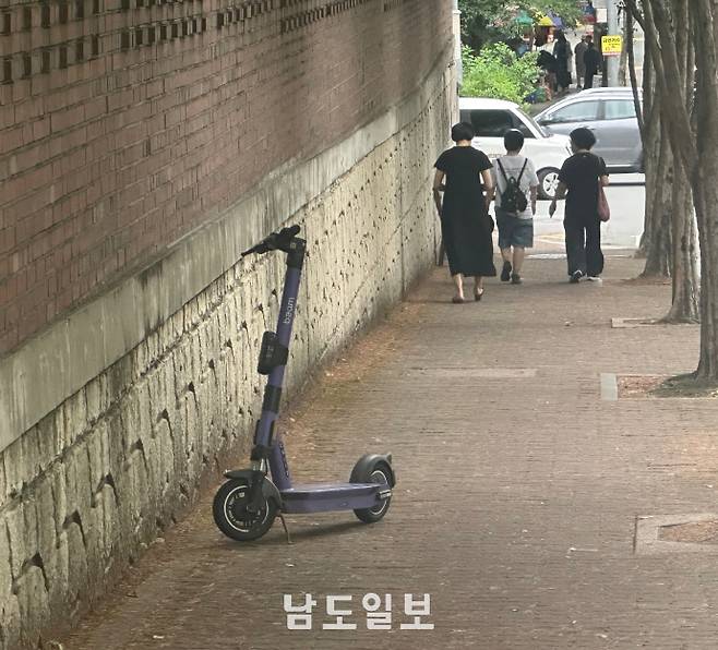 23일 오전 광주 서구 풍암동 사거리에 전동킥보드가 아무렇게나 인도에 세워져 있어서 사람들이 전동킥보드를 피해 걸어가고 있다. / 유지인 인턴 기자 youing@namdonews.com