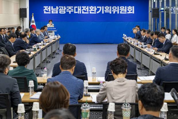 23일 오전 나주시 빛가람복합문화체육센터 전남광주대전환기획위원회 회의실에서 열린 ‘시군구 업무 공유회(광주권)’에서 민형배 전남광주통합특별시장 당선인이 발언을 하고 있다. /김진수 기자 jeans@kwangju.co.kr
