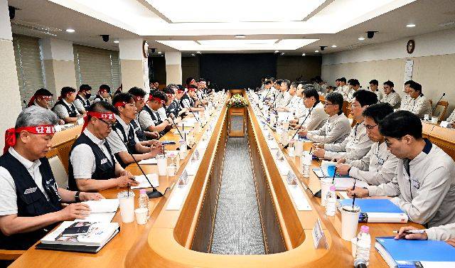 현대자동차 노사가 지난달 6일 임금협상 상견례를 하고 있다. 현대차 제공