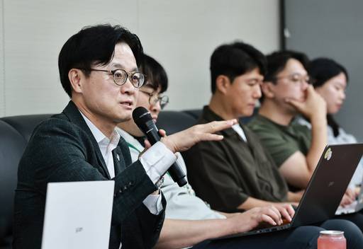 김정관 산업통상부 장관이 지난 22일 정부세종청사 기자실에서 출입기자들의 질문에 답하고 있다. /사진=산업통상부