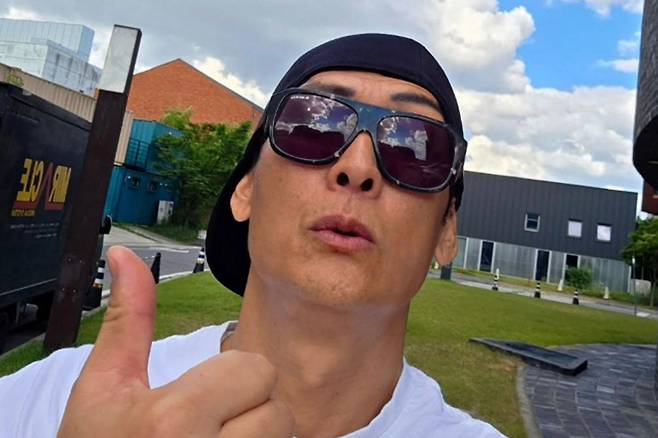 Joon Park of the group god revealed his transformed appearance with firmer skin after undergoing Thermage treatment at a dermatology clinic, spurred on by malicious comments claiming he had aged drastically. While expressing the pain he endured during the procedure, Joon Park also revealed high satisfaction with the results.In a video released on the YouTube channel Wassup Man, Joon Park admitted to having neglected his skincare and shared his honest feelings regarding the hate comments about aging. Having been diagnosed by a specialist as having skin elasticity at the level of a 70-year-old, he decided to undergo the procedure for rejuvenation.Joon Park, who struggled and complained of extreme pain during the treatment, checked his face in the mirror after it was finished and saw that his wrinkles had improved. Forgetting the pain he felt immediately after the procedure, he marveled at the changed condition of his skin and showed a satisfied reaction.Born in 1969 and 56 years old this year, Joon Park debuted with the group god in 1999 and has continued his activities steadily. god proved their enduring popularity by holding a full-group concert last year to celebrate their 27th anniversary.