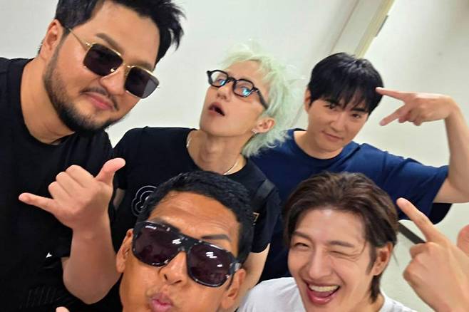 Joon Park of the group god revealed his transformed appearance with firmer skin after undergoing Thermage treatment at a dermatology clinic, spurred on by malicious comments claiming he had aged drastically. While expressing the pain he endured during the procedure, Joon Park also revealed high satisfaction with the results.In a video released on the YouTube channel Wassup Man, Joon Park admitted to having neglected his skincare and shared his honest feelings regarding the hate comments about aging. Having been diagnosed by a specialist as having skin elasticity at the level of a 70-year-old, he decided to undergo the procedure for rejuvenation.Joon Park, who struggled and complained of extreme pain during the treatment, checked his face in the mirror after it was finished and saw that his wrinkles had improved. Forgetting the pain he felt immediately after the procedure, he marveled at the changed condition of his skin and showed a satisfied reaction.Born in 1969 and 56 years old this year, Joon Park debuted with the group god in 1999 and has continued his activities steadily. god proved their enduring popularity by holding a full-group concert last year to celebrate their 27th anniversary.