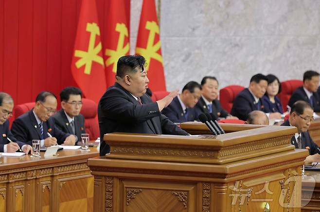 (평양 노동신문=뉴스1) = 김정은 북한 노동당 총비서가 지난 20일부터 22일까지 열린 노동당 중앙위원회 제9기 제2차 전원회의 확대회의를 주재하는 모습. [국내에서만 사용가능. 재배포 금지. DB 금지. For Use Only in the Republic of Korea. Redistribution Prohibited] rodongphoto@news1.kr