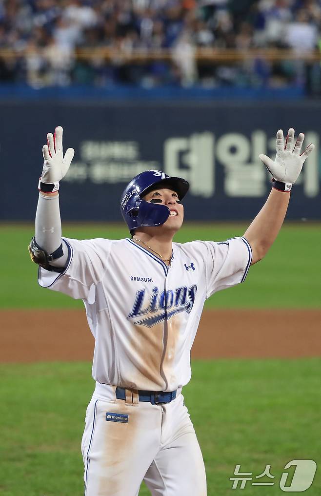 22일 오후 대구 삼성라이온즈파크에서 열린 프로야구 2025 신한 SOL뱅크 KBO 포스트시즌 플레이오프 4차전 삼성 라이온즈와 한화 이글스의 경기, 삼성 김영웅이 7회말 1사 1,2루 연타석 3점 홈런을 터뜨린 뒤 기뻐하고 있다. 2025.10.22 ⓒ 뉴스1 공정식 기자