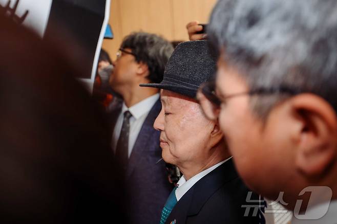 10일 서울 중구 안중근 의사 기념관에서 열린 인권의날 기념행사에 참석하던 안창호 국가인권위원회 위원장이 국가인권위원회 바로잡기 공동행동에 가로막혀 있다. (공동취재) 2025.12.10 ⓒ 뉴스1 김진환 기자