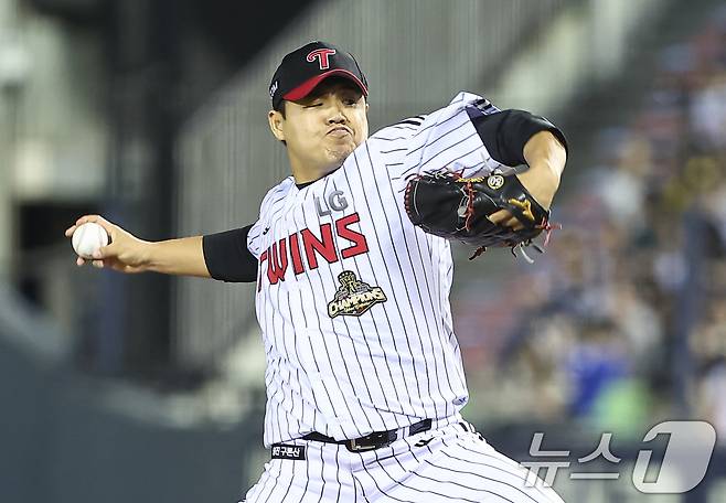 12일 오후 서울 송파구 잠실야구장에서 열린 프로야구 '2026 신한은행 SOL KBO리그' 삼성 라이온즈와 LG 트윈스의 경기, LG 구원투수 장현식이 8회초 등판해 역투하고 있다. 2026.5.12 ⓒ 뉴스1 김도우 기자