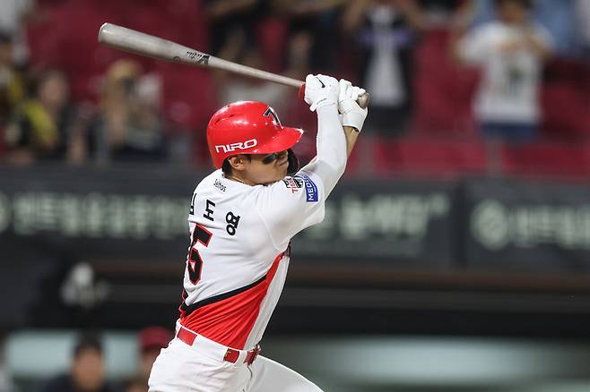 KIA 김도영이 17일 광주-기아 챔피언스 필드에서 열린 2026 KBO리그 정규시즌 LG전에서 8회말 적시타를 치고 있다. 사진 | KIA 타이거즈