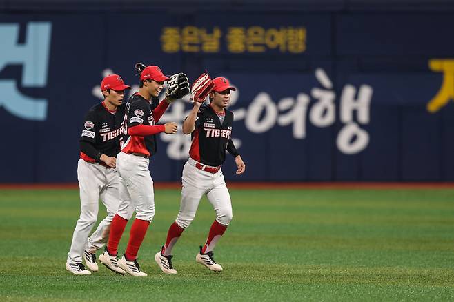 KIA 선수단이 23일 서울 고척스카이돔에서 열린 2026  KBO리그 키움전 승리 후 하이파이브를 하고 있다. 사진 | KIA 타이거즈