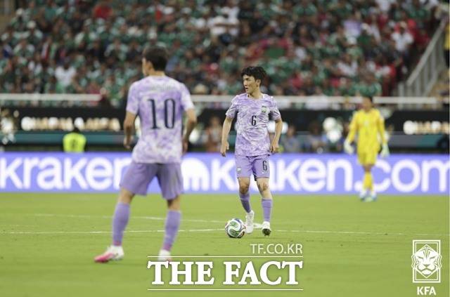한국축구대표팀 황인범(6)이 19일(한국시간) 열린 2026북중미월드컵 멕시코전에서 공을 잡고 공격할 틈을 엿보고 있다./과달라하라(멕시코)=KFA