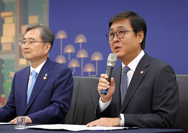 23일 진행된 '문화 분야 국제개발협력 및 한국문화 글로벌 확산'&nbsp; 업무약정 체결식에 참석한 최휘영 문화체육관광부 장관(우측)과&nbsp;조현 외교부 장관(좌측) / 사진-문체부