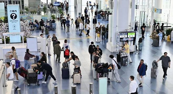 일본 도쿄 하네다공항에서 여행객들이 출국장으로 향하고 있다. 사진은 기사의 특정 내용과 관련 없음. 연합뉴스