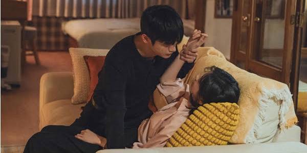 ‘내일도 출근’ 서인국♥박지현, 키스 1초 전 (제공: tvN)