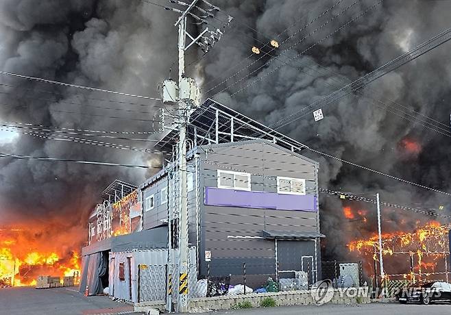 23일 오후 2시 45분쯤 경기 김포시 운양동 한 물류창고에서 불이 났다./연합뉴스
