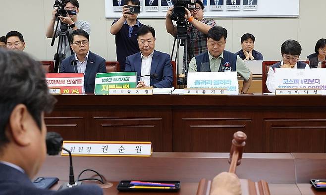 23일 정부세종청사 최저임금위원회에서 내년도 최저임금 인상률을 본격 논의하기 위한 제8차 전원회의가 열리고 있다. 왼쪽부터 사용자위원인 양옥석 중소기업중앙회 인력정책본부장과 류기정 한국경영자총협회(경총) 전무, 근로자위원인 류기섭 한국노총 사무총장과 민주노총 이미선 부위원장. 연합뉴스