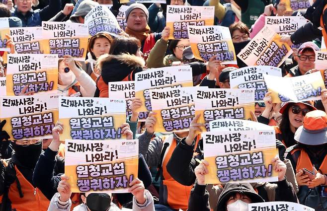 전국민주노동조합총연맹 조합원들이 “진짜 사장 나오라”며 원청 사업장 교섭을 촉구하고 있다. 올해 3월 10일 노란봉투법(개정 노동조합법)이 시행된 후 약 100일간 1161개 하청 노조가 439개 원청 사업장에 교섭을 요구했다. 뉴스1
