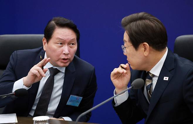 이재명 대통령이 20일 울산전시컨벤션센터에서 열린 AI글로벌 협력 기업 간담회에서 최태원 SK그룹 회장과 대화하고 있다. 2025.06.20. 뉴시스