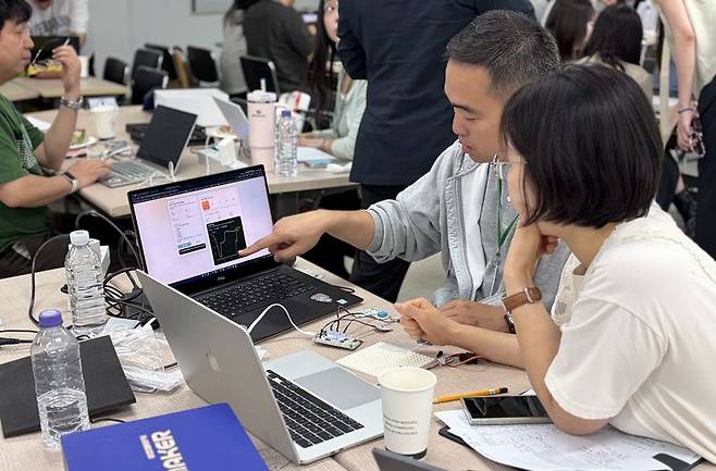 지난 20일 열린 '2026 디지털센서·AI 과학에듀톤 대회'에 참가한 교사들이 디지털 센서로 수집한 데이터를 분석하며 과학 탐구 실험을 진행하고 있다. 이번 대회는 교사들이 학생 입장에서 AI 기술을 실제 수업에 적용해 보며 미래형 교육 모델을 탐색하고자 마련됐다. 천재교육 제공