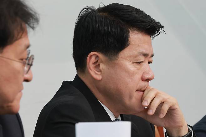 김준형 조국혁신당 원내대표가 23일 국회에서 열린 공개 의원총회 시작을 기다리고 있다. 연합뉴스
