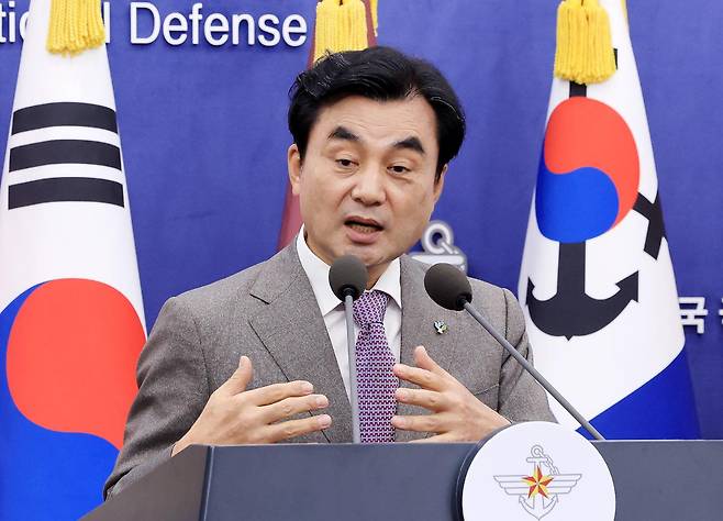 안규백 국방부 장관이 17일 서울 용산구 국방부 브리핑실에서 군사시설 규제 개선 정책을 발표하고 있다. 뉴스1