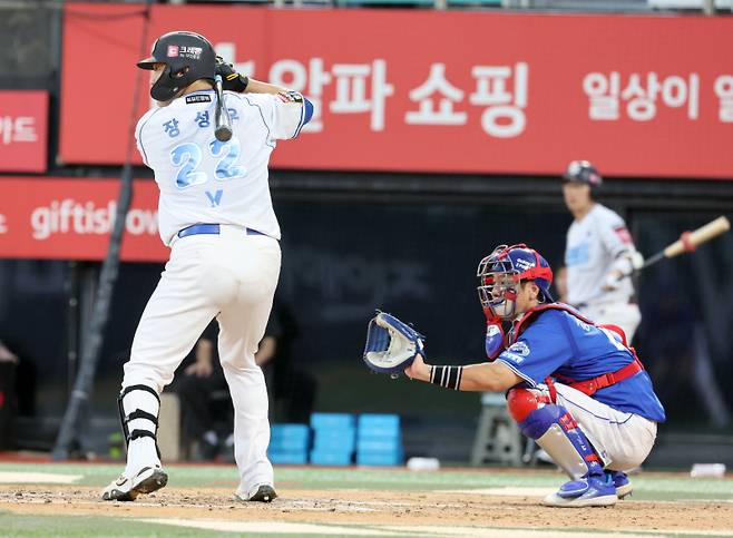 2025년 7월 27일 KT 위즈와 삼성 라이온즈와의 수원 경기. 야구인 들은 ABS 도입 후 포수의 위치가 20㎝ 정도 뒤로 갔다고 보고 있다. 사진은 기사 내용과 관계 없음. IS 포토