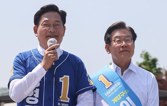 이재명 대통령(오른쪽)과 송영길 더불어민주당 의원이 인천 계양을 국회의원 후보와 서울시장 후보로 선거에 나섰던 2022년 5월 27일 경기 김포시 고촌읍 아라김포여객터미널 아라마린센터 앞 수변광장에서 김포공항 이전 및 수도권 서부권 개발 정책협약 기자회견을 하고 있다. 뉴스1