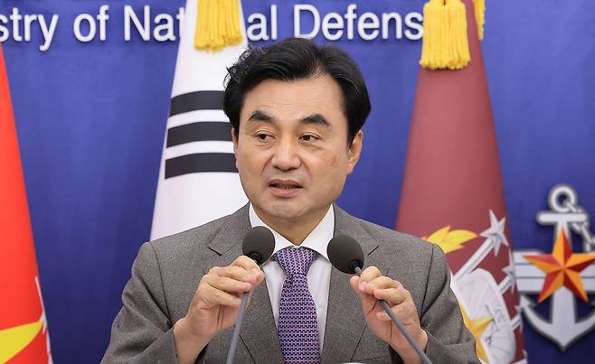 안규백 국방부 장관이 17일 서울 용산구 국방부 브리핑실에서 군사시설 규제개선 정책을 발표하고 있다. 뉴스1