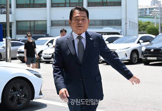 ▲ 불법선거운동과 뇌물수수 혐의로 기소된 신경호 전 강원도교육감이 17일 춘천지법에서 열린 항소심 선고공판에 참석하고 있다. 김정호 기자