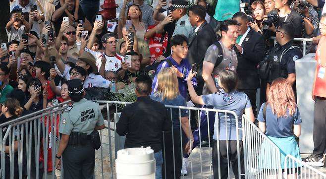 ▲ 한국 축구 국가대표팀 손흥민이 남아프리카공화국과 2026 FIFA 북중미 월드컵 조별리그 A조 3차전을 사흘 앞둔 22일(한국 시간) 멕시코 누에보레온 몬테레이의 한 호텔에 교민과 축구 팬들의 응원을 받으며 들어서고 있다. 연합뉴스