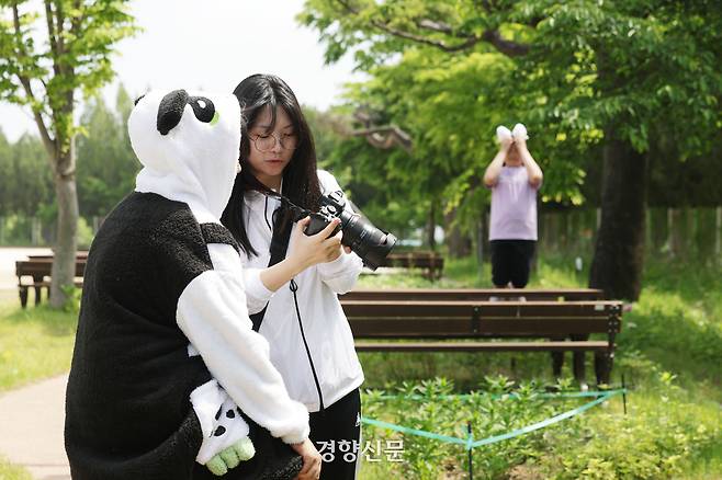 유솔씨가 판다 옷을 입은 예나와 함께 촬영한 사진을 확인하고 있다.