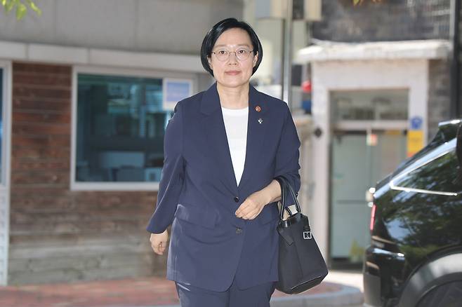 한성숙 국무총리 후보자가 23일 서울 종로구 통의동 금융감독연수원에 마련된 인사청문회 준비 사무실로 출근하고 있다. 연합뉴스