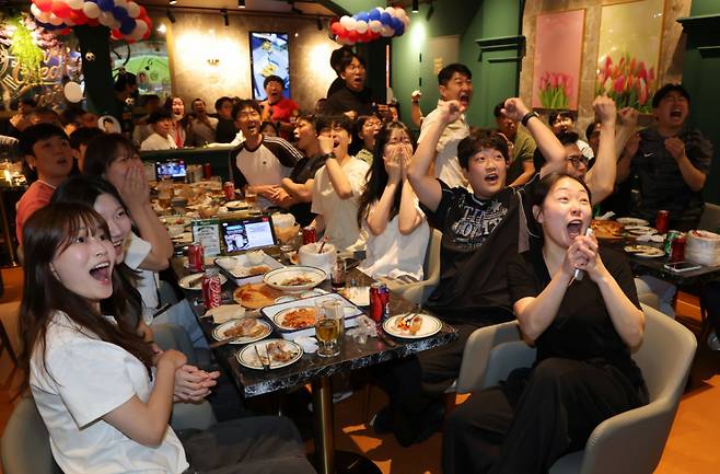 2026 북중미 월드컵 조별리그 A조 대한민국과 멕시코의 경기가 열린 19일 서울 중구 BBQ치킨 을지로입구점에서 시민들이 스크린으로 중계방송을 지켜보며 응원하고 있다. 2026.06.19. /사진=뉴시스
