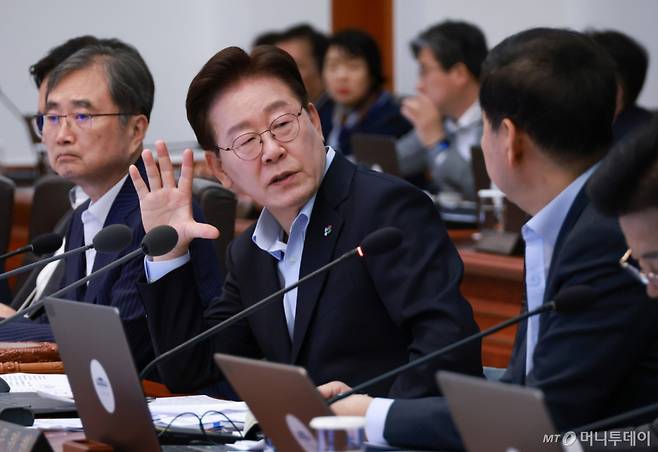 (서울=뉴스1) 허경 기자 = 이재명 대통령이 23일 청와대에서 열린 국무회의 겸 비상경제점검회의에서 구윤철 부총리 겸 재정경제부 장관과 대화하고 있다. (청와대통신사진기자단) 2026.6.23/뉴스1  Copyright (C) 뉴스1. All rights reserved. 무단 전재 및 재배포,  AI학습 이용 금지. /사진=(서울=뉴스1) 허경 기자