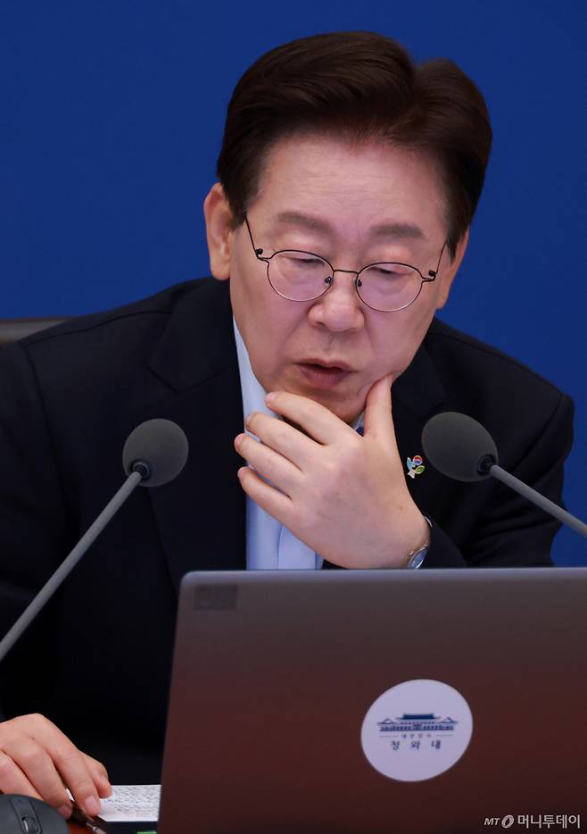 (서울=뉴스1) 허경 기자 = 이재명 대통령이 23일 청와대에서 열린 국무회의 겸 비상경제점검회의에서 자료를 보고 있다. (청와대통신사진기자단) 2026.6.23/뉴스1  Copyright (C) 뉴스1. All rights reserved. 무단 전재 및 재배포,  AI학습 이용 금지. /사진=(서울=뉴스1) 허경 기자