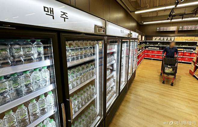 [서울=뉴시스] 홍효식 기자 = 홈플러스가 경영 악화 등의 이유로 기업회생절차를 밟고 있는 7일 서울 시내 한 홈플러스 매장 주류 냉장고에 생수로 가득 채워져 있다. 2026.05.07. yesphoto@newsis.com /사진=홍효식