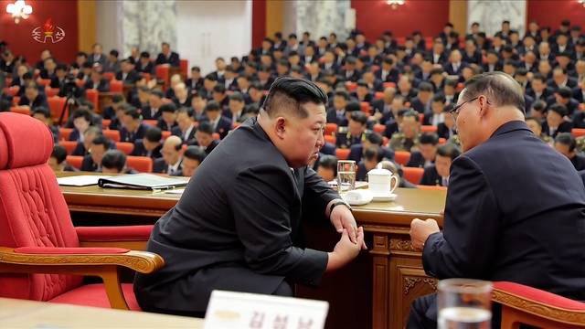김정은 2차 전원회의 주재  : 김정은(왼쪽) 북한 국무위원장이 지난 20∼22일 열린 노동당 중앙위원회 제9기 제2차 전원회의를 주재했다고 조선중앙TV가 23일 보도했다. 사진은 김 위원장이 박태성 내각총리와 대화하는 모습.  조선중앙TV 화면 캡처, 연합뉴스