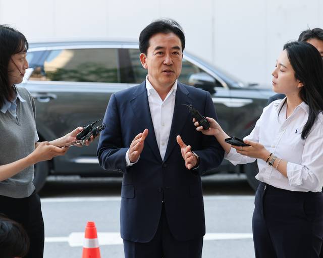 출석심정 밝히는 윤희근  : 윤희근 전 경찰청장이 23일 오전 통일교 수사 무마 의혹 관련 첫 피의자 조사를 받기 위해 경기 과천시의 종합특검 사무실로 출석하고 있다. 연합뉴스
