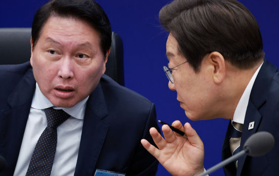 이재명 대통령이 20일 울산전시컨벤션센터에서 열린 AI글로벌 협력 기업 간담회에서 최태원 SK그룹 회장과 대화하고 있다. 뉴시스