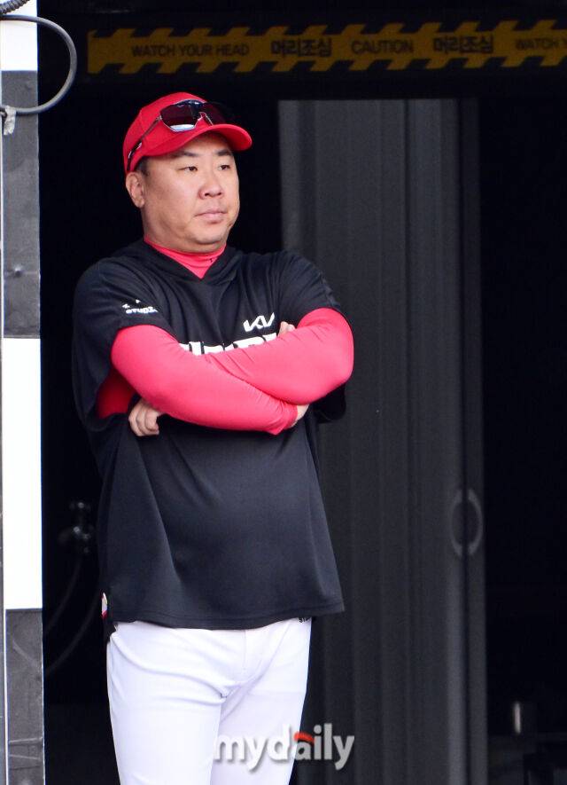 21일 오후 경기도 수원KT위즈파크 진행된 '2026 신한 SOL KBO 리그' 기아 타이거즈 - 수원 KT 위즈의 경기. 기아 이범호 감독이 경기를 지켜보고 있다./마이데일리